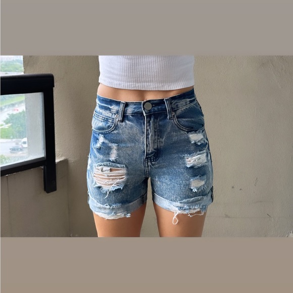 Distressed acid washed jean shorts 
XS - Boutique store in Italy - Picture 1 of 2